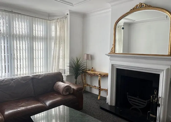 The Golden House, Spacious Family Home, Parking, Garden